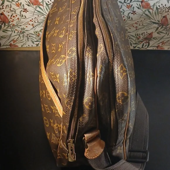 AUTHENTIC LOUIS VUITTON MONOGRAM DOUBLE COMARTMENT TRAVEL BAG. - Picture 13 of 16